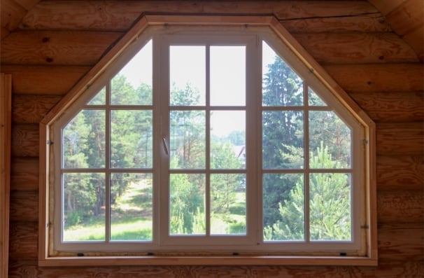 Нестандартное пластиковое окно в деревянном доме