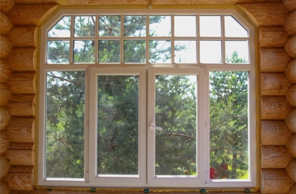 Пластиковое окно нестандартной формы в деревянном частном доме