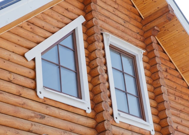 Ламинированные окна в деревянном доме